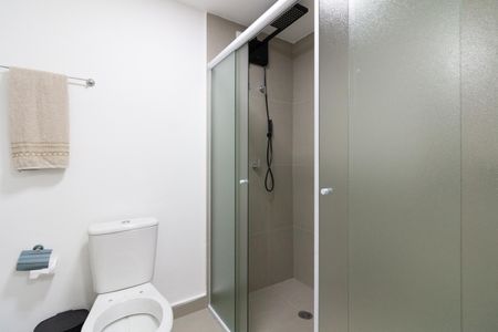 Banheiro de kitnet/studio para alugar com 1 quarto, 30m² em Butantã, São Paulo