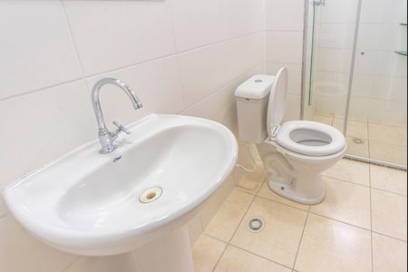 Banheiro  de apartamento para alugar com 2 quartos, 55m² em Jardim Cristiane, Santo André