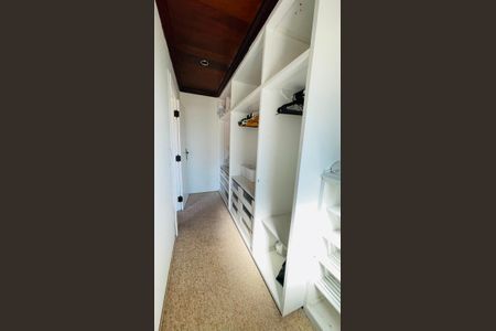 Casa de condomínio para alugar com 5000m², 5 quartos e 4 vagas Casa de condomínio para alugar com 5000m², 5 quartos e 4 vagasCloset