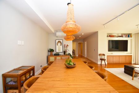 Apartamento à venda com 207m², 3 quartos e 2 vagas Apartamento à venda com 207m², 3 quartos e 2 vagasSala de jantar