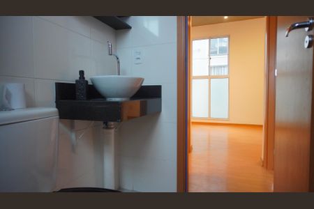 Banheiro  de apartamento para alugar com 2 quartos, 45m² em Rubem Berta, Porto Alegre