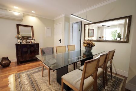 Apartamento à venda com 110m², 3 quartos e 2 vagas Apartamento à venda com 110m², 3 quartos e 2 vagasSala de Jantar