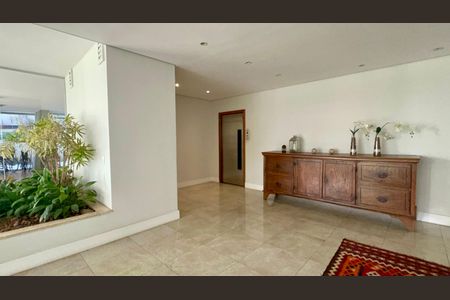 Apartamento à venda com 169m², 3 quartos e 2 vagas Apartamento à venda com 169m², 3 quartos e 2 vagasHall de entrada