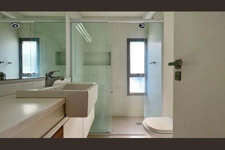 Apartamento à venda com 169m², 3 quartos e 2 vagas Apartamento à venda com 169m², 3 quartos e 2 vagasBanheiro da Suíte