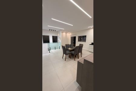 Casa de condomínio à venda com 450m², 6 quartos e 6 vagas Casa de condomínio à venda com 450m², 6 quartos e 6 vagasSala de Jantar