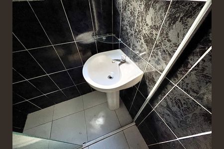 Casa para alugar com 60m², 2 quartos e sem vaga Casa para alugar com 60m², 2 quartos e sem vagaBanheiro da Suíte