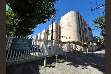 Fachada e portaria de apartamento para alugar com 2 quartos, 50m² em Praça Seca, Rio de Janeiro