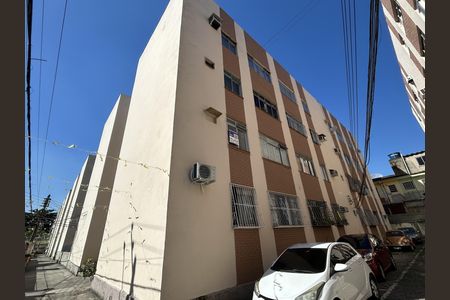 Fachada + placa de apartamento para alugar com 2 quartos, 50m² em Praça Seca, Rio de Janeiro