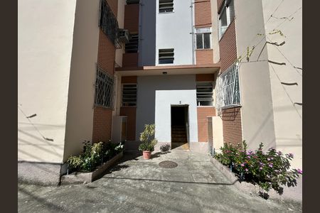 Entrada do bloco de apartamento para alugar com 2 quartos, 50m² em Praça Seca, Rio de Janeiro