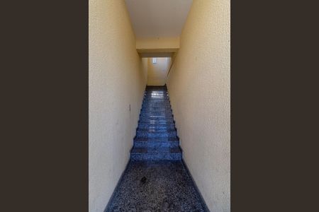Casa para alugar com 100m², 2 quartos e 1 vaga Casa para alugar com 100m², 2 quartos e 1 vagaEscada