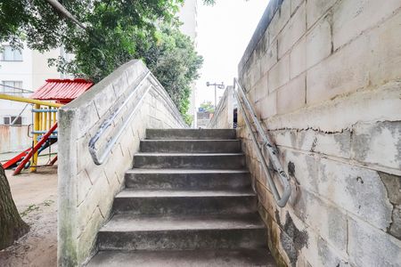 Apartamento à venda com 45m², 2 quartos e 1 vagaEscada
