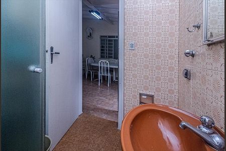 banheiro na área de serviço_4 de casa à venda com 2 quartos, 115m² em Vila Natalia, São Paulo