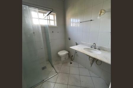 Casa para alugar com 260m², 4 quartos e 4 vagas Casa para alugar com 260m², 4 quartos e 4 vagasBanheiro social