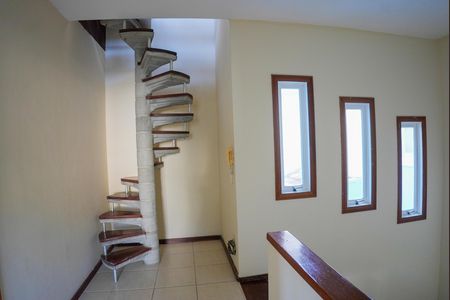 Casa de condomínio para alugar com 242m², 4 quartos e 4 vagas Casa de condomínio para alugar com 242m², 4 quartos e 4 vagasEscada
