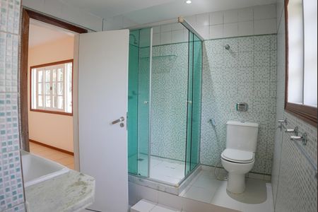 Casa de condomínio para alugar com 242m², 4 quartos e 4 vagas Casa de condomínio para alugar com 242m², 4 quartos e 4 vagasBanheiro