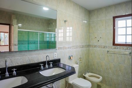 Casa de condomínio para alugar com 242m², 4 quartos e 4 vagas Casa de condomínio para alugar com 242m², 4 quartos e 4 vagasBanheiro