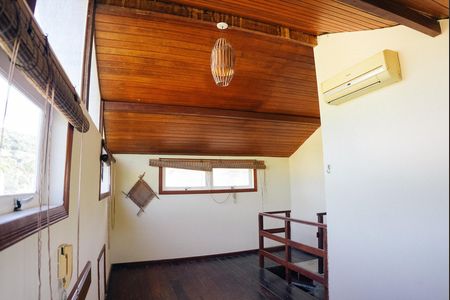 Casa de condomínio para alugar com 242m², 4 quartos e 4 vagas Casa de condomínio para alugar com 242m², 4 quartos e 4 vagasQuarto