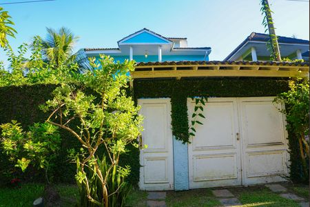 Casa de condomínio para alugar com 242m², 4 quartos e 4 vagas Casa de condomínio para alugar com 242m², 4 quartos e 4 vagasFachada