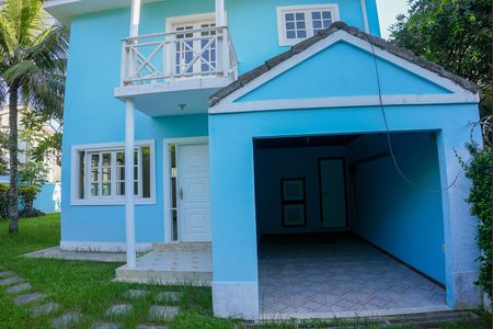 Casa de condomínio para alugar com 242m², 4 quartos e 4 vagas Casa de condomínio para alugar com 242m², 4 quartos e 4 vagasFachada