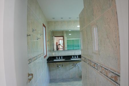 Casa de condomínio para alugar com 242m², 4 quartos e 4 vagas Casa de condomínio para alugar com 242m², 4 quartos e 4 vagasBanheiro