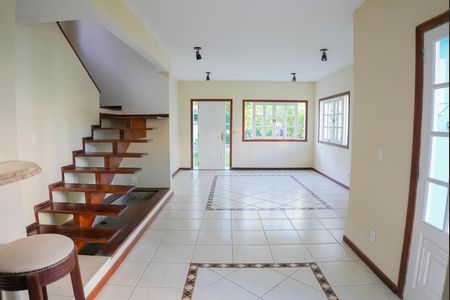 Sala de casa de condomínio para alugar com 4 quartos, 242m² em Vargem Grande, Rio de Janeiro