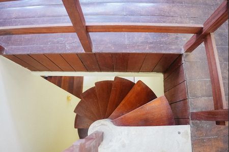 Casa de condomínio para alugar com 242m², 4 quartos e 4 vagas Casa de condomínio para alugar com 242m², 4 quartos e 4 vagasEscada