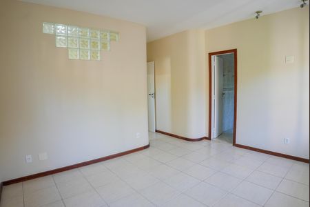 Casa de condomínio para alugar com 242m², 4 quartos e 4 vagas Casa de condomínio para alugar com 242m², 4 quartos e 4 vagasSala