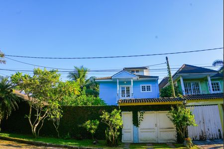 Casa de condomínio para alugar com 242m², 4 quartos e 4 vagas Casa de condomínio para alugar com 242m², 4 quartos e 4 vagasFachada