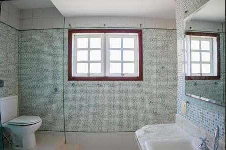 Casa de condomínio para alugar com 242m², 4 quartos e 4 vagas Casa de condomínio para alugar com 242m², 4 quartos e 4 vagasBanheiro