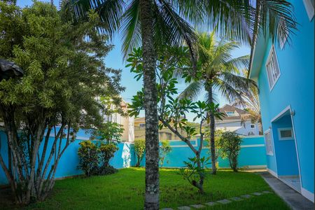 Casa de condomínio para alugar com 242m², 4 quartos e 4 vagas Casa de condomínio para alugar com 242m², 4 quartos e 4 vagasFachada