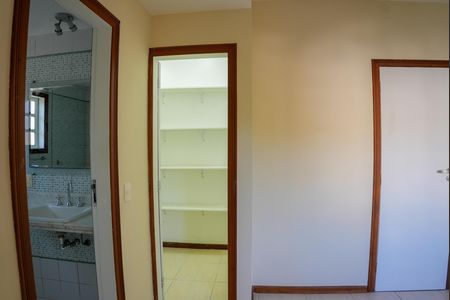 Casa de condomínio para alugar com 242m², 4 quartos e 4 vagas Casa de condomínio para alugar com 242m², 4 quartos e 4 vagasSala