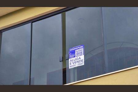 Casa à venda com 430m², 3 quartos e 2 vagas Casa à venda com 430m², 3 quartos e 2 vagasFachada casa com placa