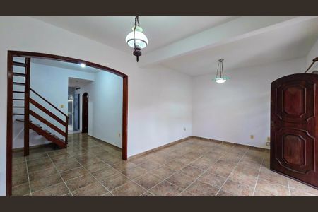 Casa à venda com 430m², 3 quartos e 2 vagas Casa à venda com 430m², 3 quartos e 2 vagasSala