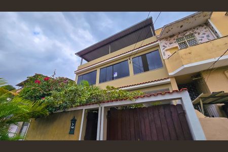 Casa à venda com 430m², 3 quartos e 2 vagas Casa à venda com 430m², 3 quartos e 2 vagasFachada casa com placa