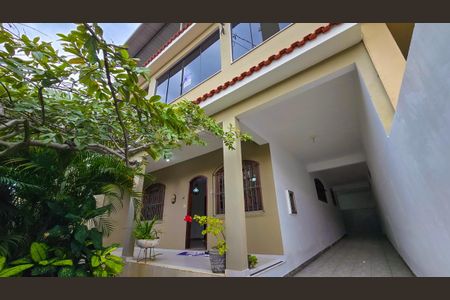 Casa à venda com 430m², 3 quartos e 2 vagas Casa à venda com 430m², 3 quartos e 2 vagasFachada