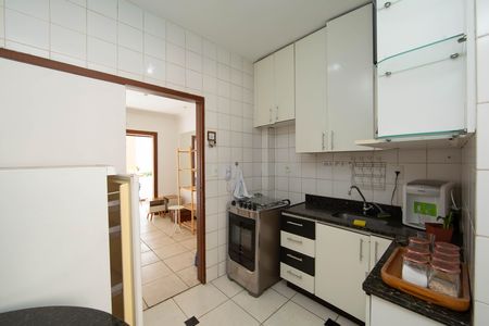 Cozinha de apartamento para alugar com 3 quartos, 85m² em Estoril, Belo Horizonte