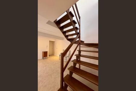 Apartamento para alugar com 135m², 2 quartos e 1 vaga Apartamento para alugar com 135m², 2 quartos e 1 vagaEscada