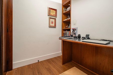 Apartamento à venda com 303m², 3 quartos e 3 vagas Apartamento à venda com 303m², 3 quartos e 3 vagasEscritório