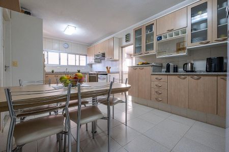 Apartamento à venda com 303m², 3 quartos e 3 vagas Apartamento à venda com 303m², 3 quartos e 3 vagasCozinha