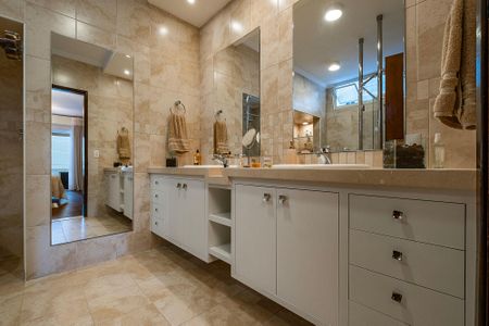 Apartamento à venda com 303m², 3 quartos e 3 vagas Apartamento à venda com 303m², 3 quartos e 3 vagasSuíte