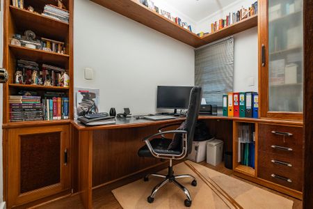Apartamento à venda com 303m², 3 quartos e 3 vagas Apartamento à venda com 303m², 3 quartos e 3 vagasEscritório