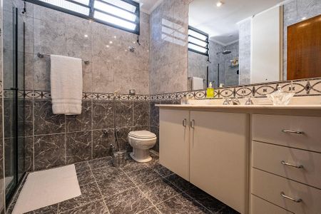 Apartamento à venda com 303m², 3 quartos e 3 vagas Apartamento à venda com 303m², 3 quartos e 3 vagasBanheiro