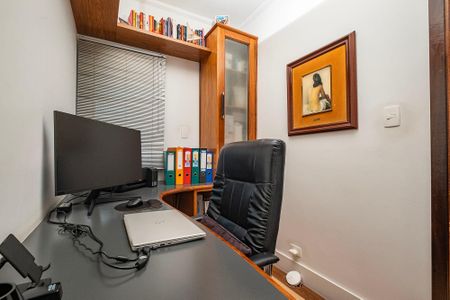 Apartamento à venda com 303m², 3 quartos e 3 vagas Apartamento à venda com 303m², 3 quartos e 3 vagasEscritório