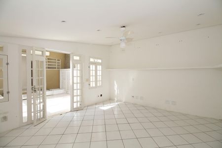 Casa para alugar com 150m², 2 quartos e 2 vagas Casa para alugar com 150m², 2 quartos e 2 vagasSala Grande Fundos