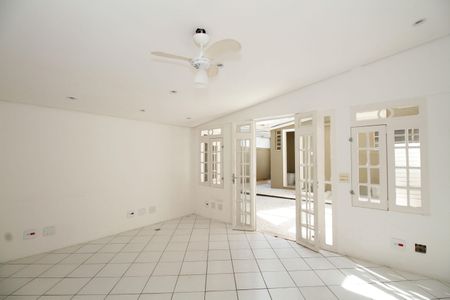 Casa para alugar com 150m², 2 quartos e 2 vagas Casa para alugar com 150m², 2 quartos e 2 vagasSala Grande Fundos
