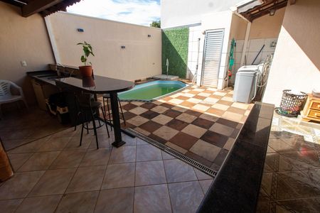 Casa à venda com 200m², 3 quartos e 3 vagas Casa à venda com 200m², 3 quartos e 3 vagasÁREA EXTERNA FUNDOS