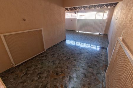 Casa à venda com 200m², 3 quartos e 3 vagas Casa à venda com 200m², 3 quartos e 3 vagasÁREA EXTERNA FRENTE
