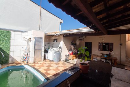 Casa à venda com 200m², 3 quartos e 3 vagas Casa à venda com 200m², 3 quartos e 3 vagasÁREA EXTERNA FUNDOS