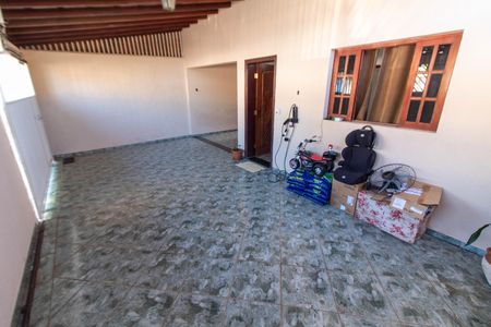 Casa à venda com 200m², 3 quartos e 3 vagas Casa à venda com 200m², 3 quartos e 3 vagasÁREA EXTERNA FRENTE