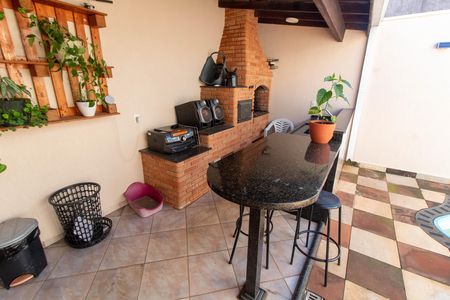 Casa à venda com 200m², 3 quartos e 3 vagas Casa à venda com 200m², 3 quartos e 3 vagasÁREA EXTERNA FUNDOS CHURRASQUEIRA